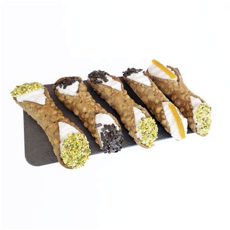 Cannoli siciliani tradizionali farciti, con gamberi adagiati sopra.