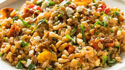 Ingredienti per l'insalata di farro mediterranea