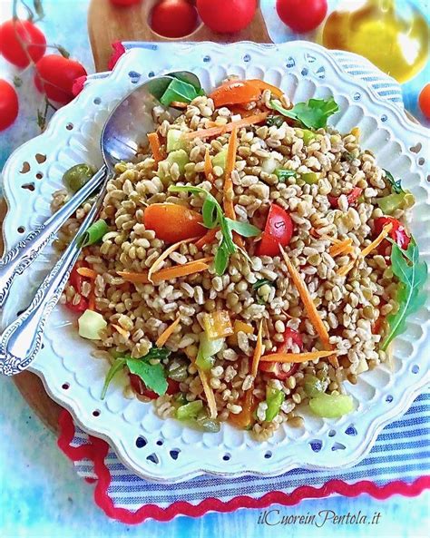 Dettaglio degli ingredienti freschi nell'insalata di farro