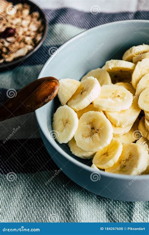 Una ciotola con banane tagliate a metà, pronte per essere infilzate con bastoncini.