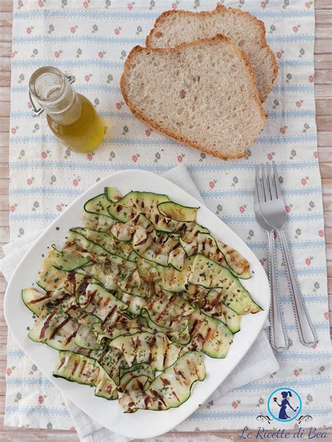 zucchine che cuociono sulla griglia elettrica