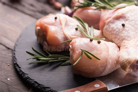 Immagine di testicoli di pollo crudi, pronti per la preparazione