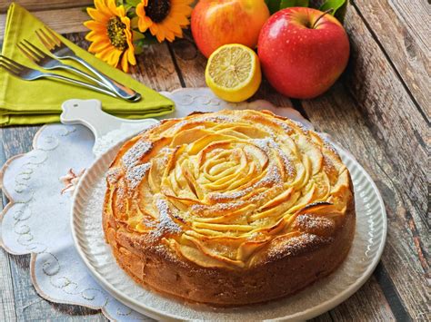 Composizione torta al mascarpone e mele con mele disposte a raggiera