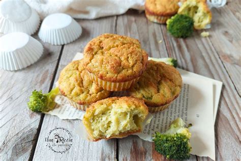 Ingredienti freschi per preparare i muffin salati ai broccoli e acciughe