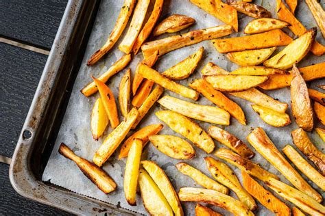 Immagine di una ciotola di bastoncini di sedano rapa al forno serviti con diverse salse