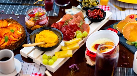 tavola imbandita per un brunch domenicale con pancake, frutta e uova