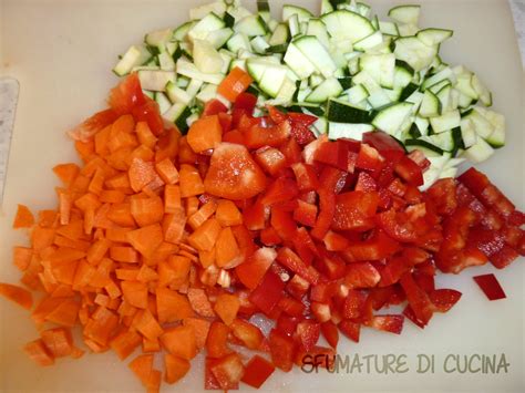 Verdure miste fresche tagliate a cubetti pronte per essere cucinate