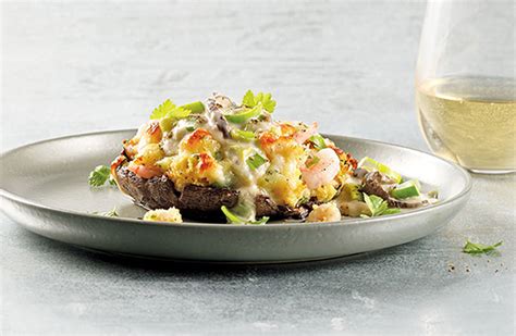 Champignons portobellos farcis avec une garniture de crevettes et de poireaux