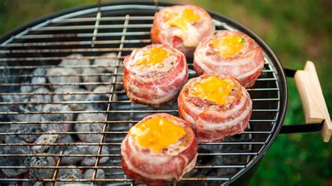 Champignons portobellos sur une grille de barbecue en cuisson indirecte
