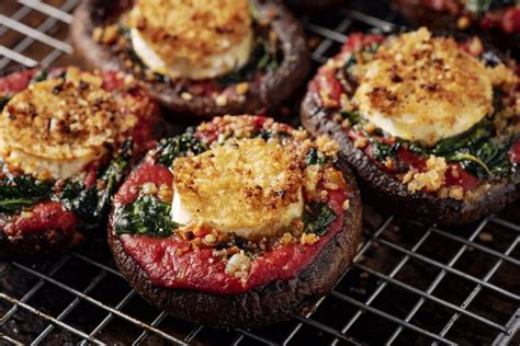 Champignons portobellos farcis avec une garniture de crevettes, câpres et fromage gratiné