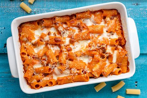 Pirofila di pasta al forno fumante e dorata.