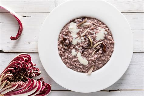 Piatto di risotto cremoso con radicchio e gorgonzola.