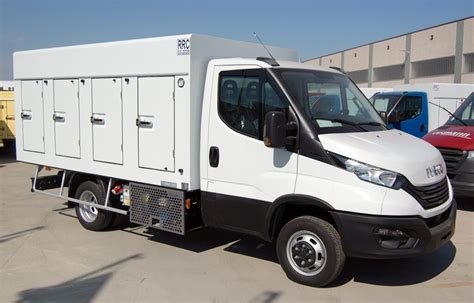 Foto di un moderno veicolo refrigerato utilizzato per il trasporto di alimenti surgelati, con evidenziate le placche ATP.
