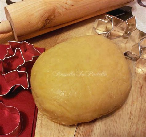 Stesura della pasta frolla per i biscotti