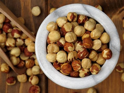 nocciole tostate disposte su una teglia