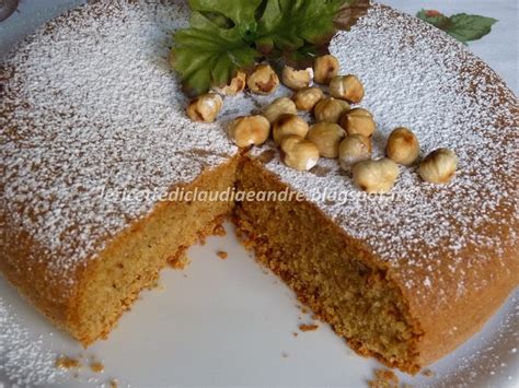 ingrediente per torta di nocciole: uova, zucchero, farina di nocciole