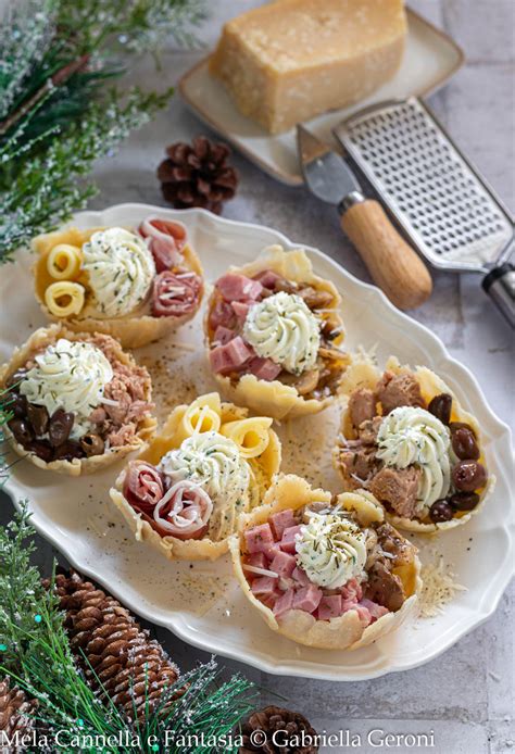 Cestini di parmigiano ripieni di caponata di carciofi e palline di caprino