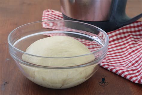 Bimby con ingredienti per l'impasto