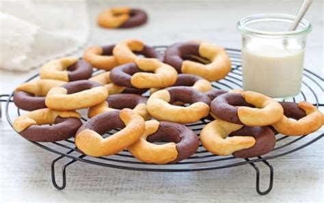 Formazione dei biscotti abbracci unendo i due impasti