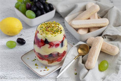 foto di una coppa con crema al mascarpone e limone guarnita con frutta fresca