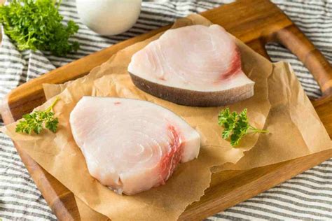 Tranci di pesce spada fresco su un tagliere