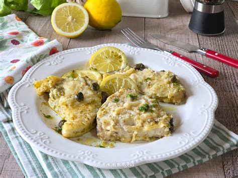 Impiattamento di pesce spada al limone con contorno di insalata e patate