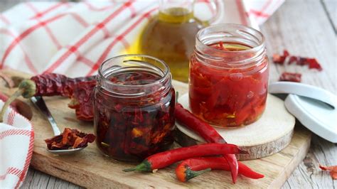 un contenitore con peperoncini freschi immersi nell'olio in un forno