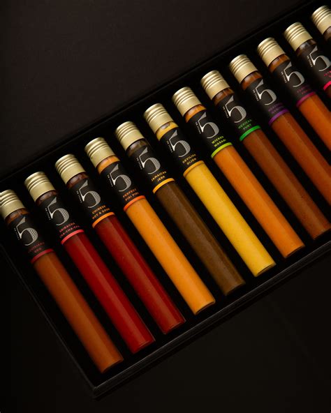 una selezione di bottiglie di salse piccanti Chilli No. 5 con packaging elegante
