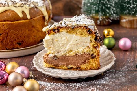 un panettone tagliato a metà e farcito con crema e marmellata