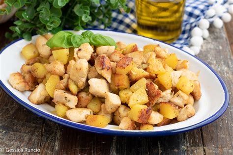 Varietà di pezzi di pollo e patate pronti per essere cucinati