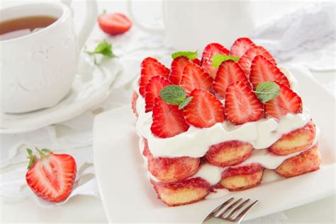Immagine di coppette di tiramisù alle fragole decorate