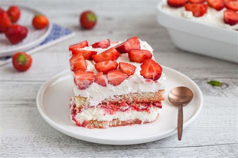 Infografica con ingredienti alternativi per il tiramisù alle fragole