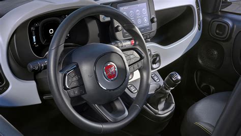 Galleria di immagini con dettagli delle auto in vendita, come interni, esterni e cruscotto.
