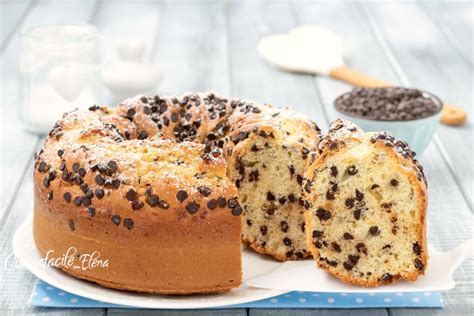 un dettaglio della ciambella con gocce di cioccolato visibili nell'impasto