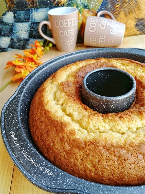una ciambella alla panna conservata sotto una campana di vetro