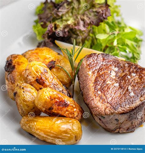Filetto di manzo al forno con crosta di spezie e contorno di carote.