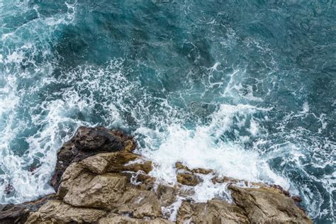 Vista aerea di una scogliera rocciosa che si protende nel mare, ideale per lo spinning da riva.