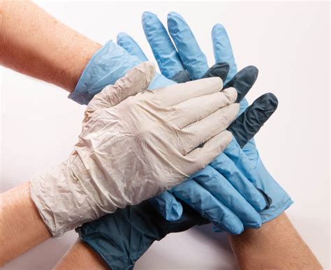 Primo piano delle mani che indossano guanti mentre puliscono foglie di borragine