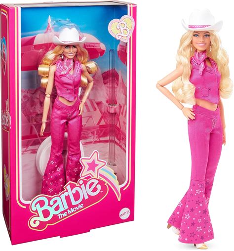 Illustrazione di una torta a forma di abito di Barbie, con la bambola al centro.