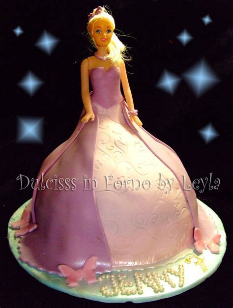 Dettaglio della decorazione della gonna della torta Barbie con pasta di zucchero bianca.