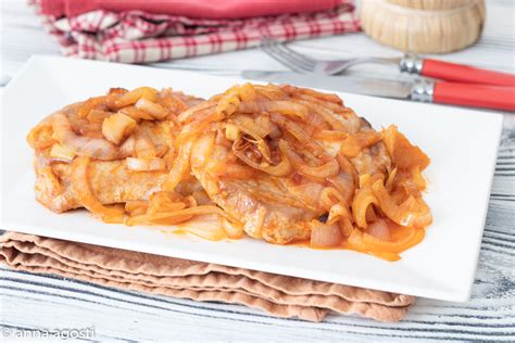 Ingredienti freschi per nodini di maiale con cipolle in agrodolce