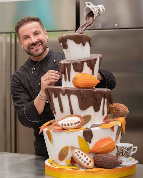 Un collage di torte elaborate di Renato Ardovino, mostrando diverse forme e decorazioni complesse