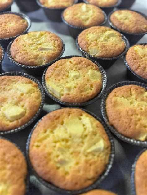 Immagine di muffin soffici appena sfornati, dorati e invitanti