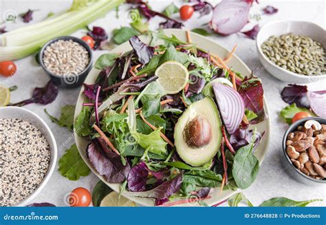 Insalata di verdure miste colorate pronte per essere utilizzate in uno sformato.