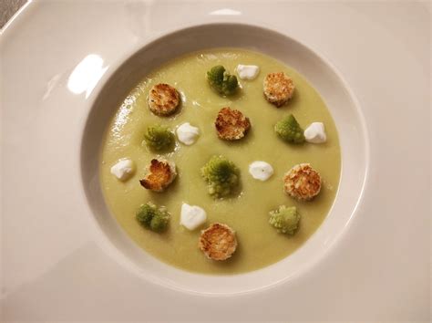 Immagine di una vellutata di broccolo romanesco servita in ciotoline.