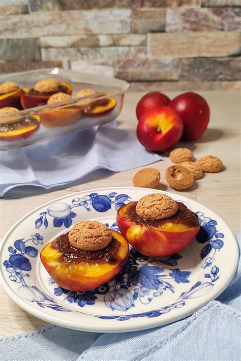 Infografica con i passaggi chiave della preparazione delle pesche ripiene