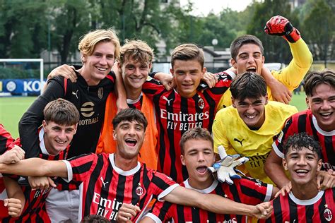giocatori milan primavera con luca crosta