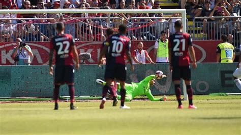 Luca Crosta para un rigore a Carlos Bacca durante la partita Cagliari-Milan