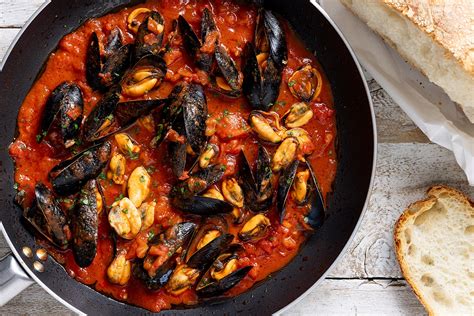 Infografica comparativa tra cozze alla veneta e cozze alla tarantina