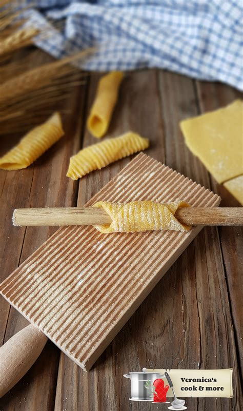 Infografica: Passaggi per la creazione dei garganelli fatti in casa (stendere la sfoglia, tagliare i quadrati, usare il pettine)